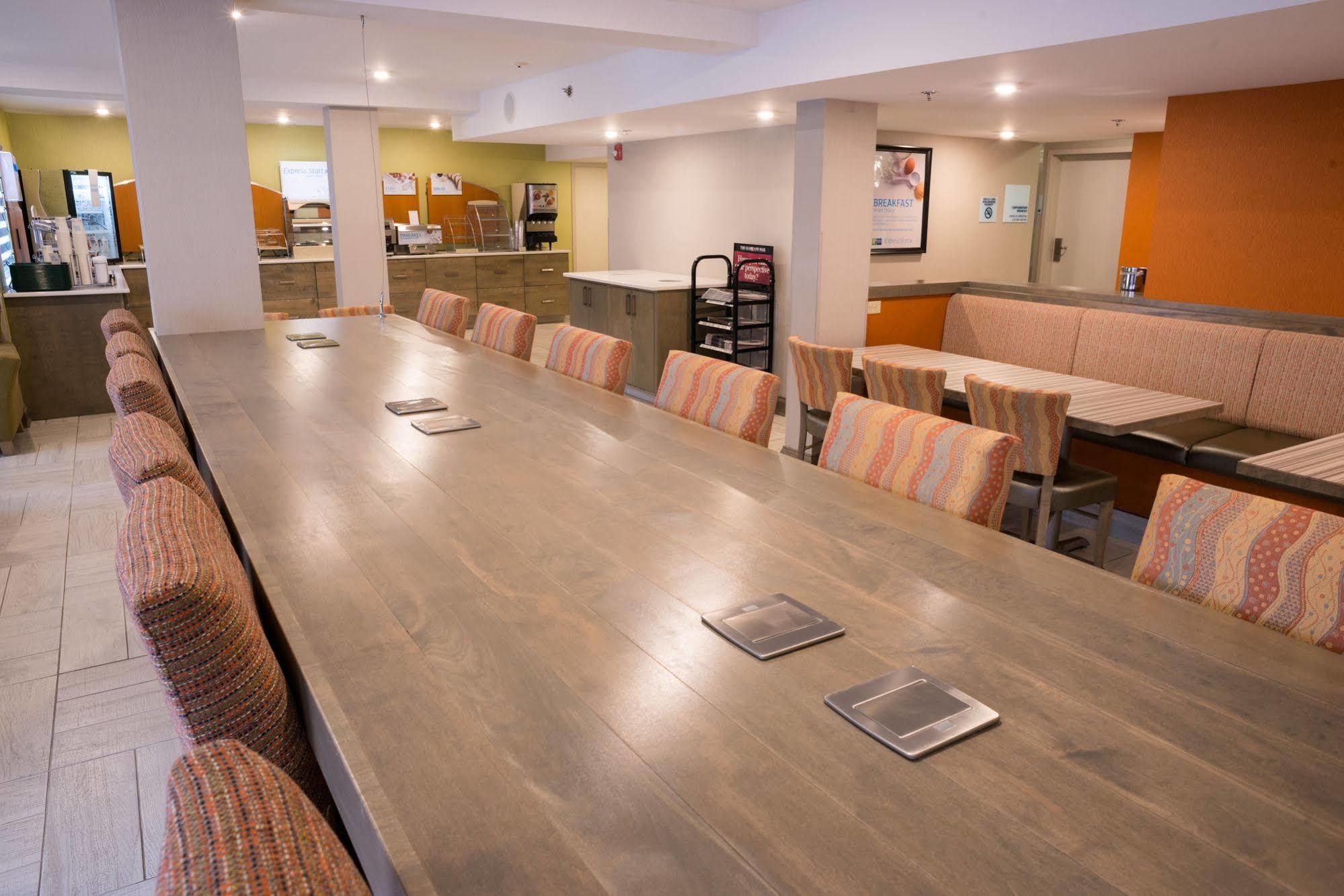 Holiday Inn Express Hotel & Suites Uptown Fredericton By Ihg Exterior photo