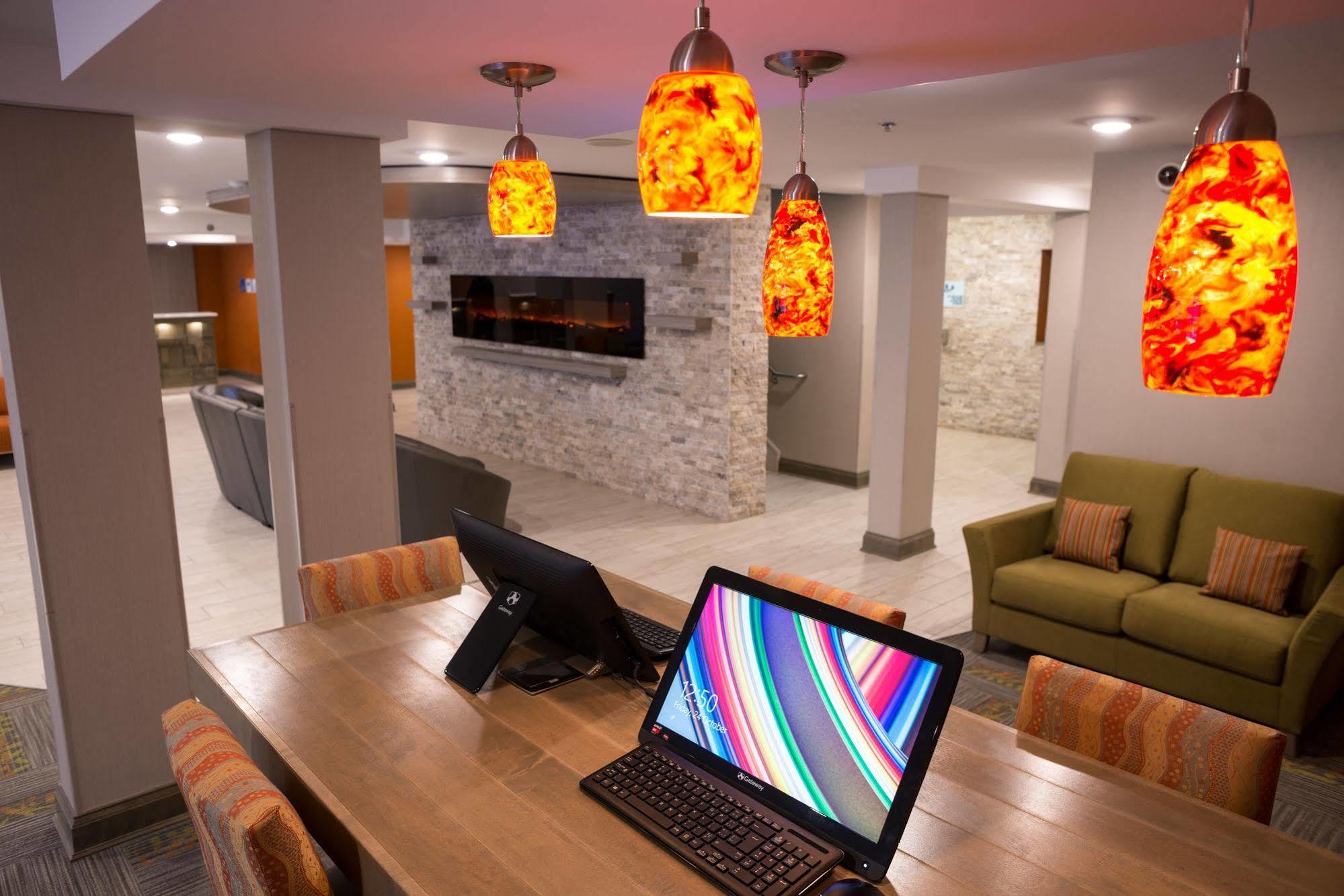 Holiday Inn Express Hotel & Suites Uptown Fredericton By Ihg Exterior photo